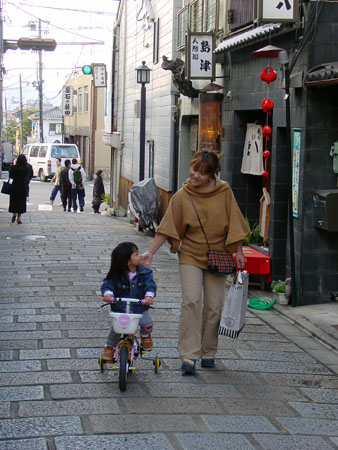 Mother and daughter, Kyoto.